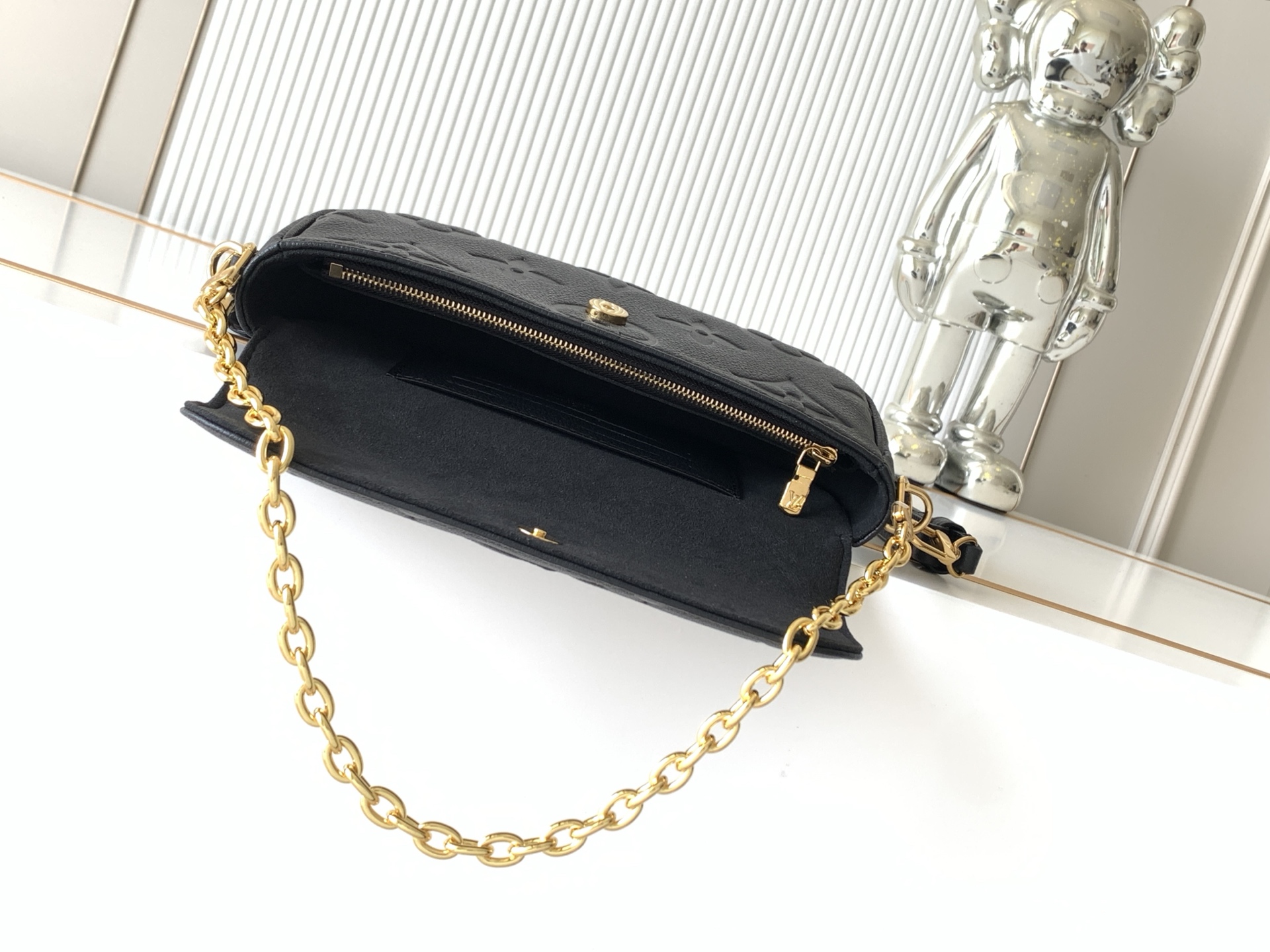 Louis Vuitton Shoulder Bag M82154 in Black