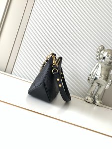 Louis Vuitton Handbag M12930 in Black