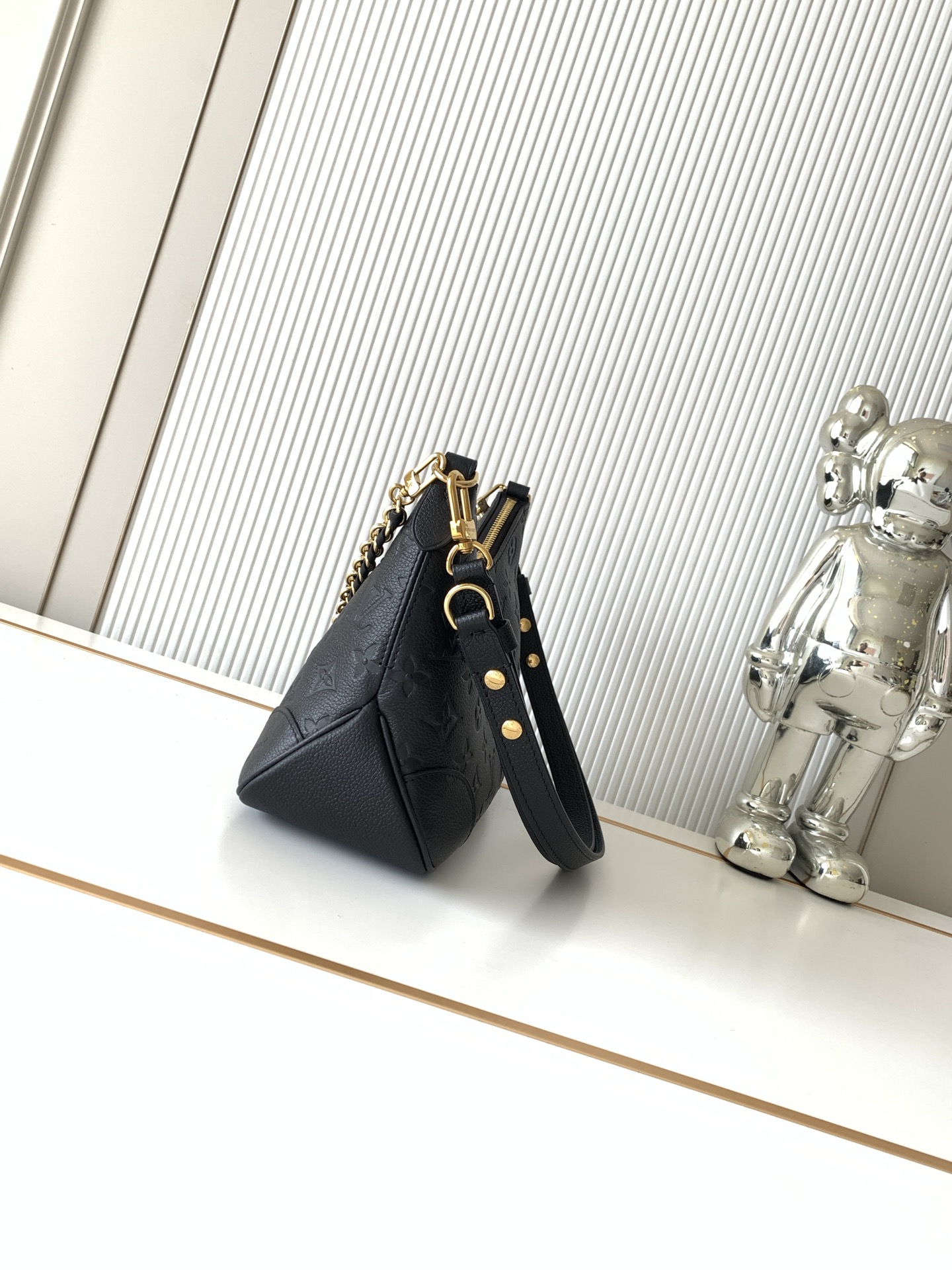 Louis Vuitton Handbag M12930 in Black