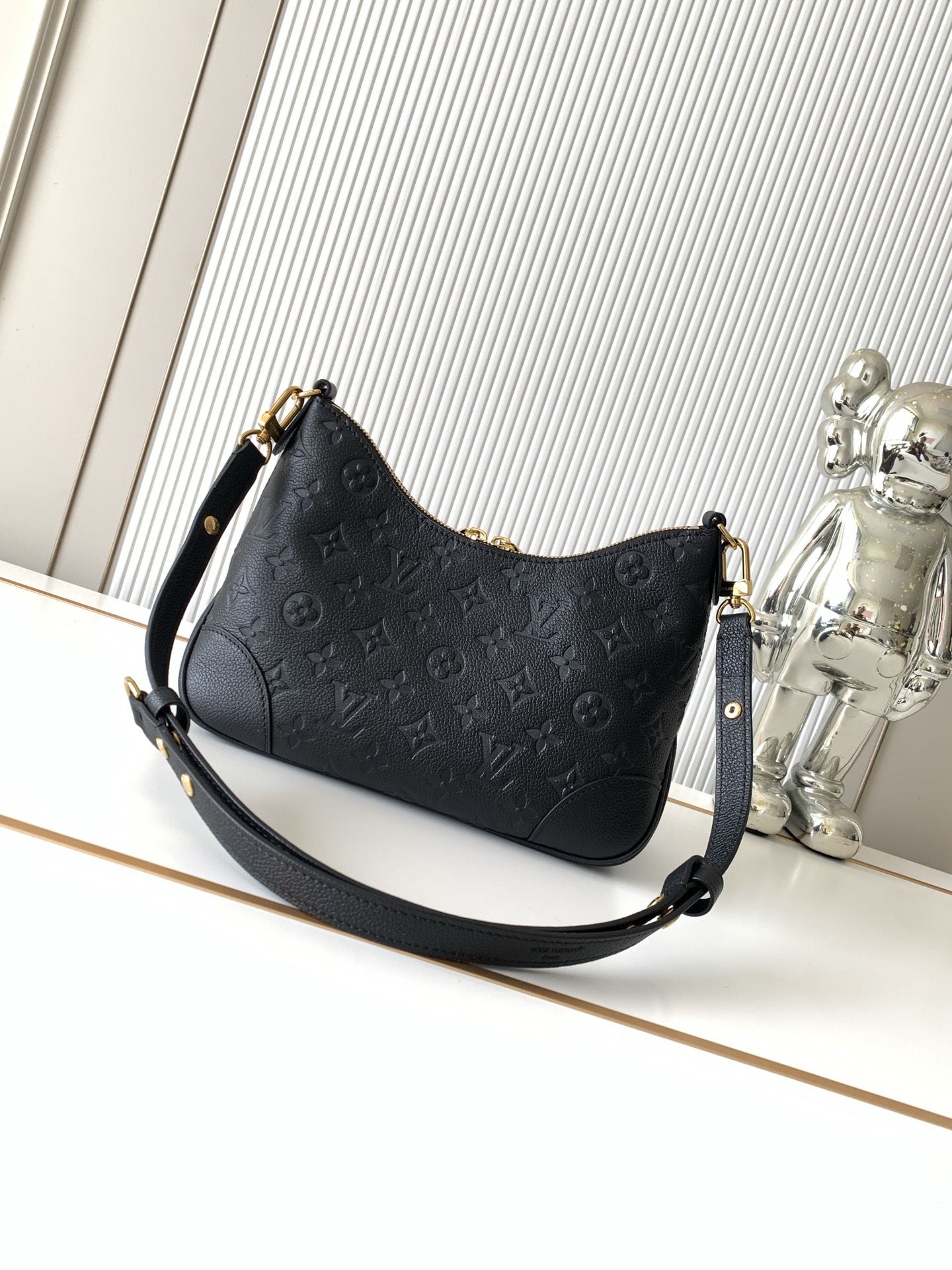 Louis Vuitton Handbag M12930 in Black