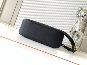 Louis Vuitton Handbag M12930 in Black