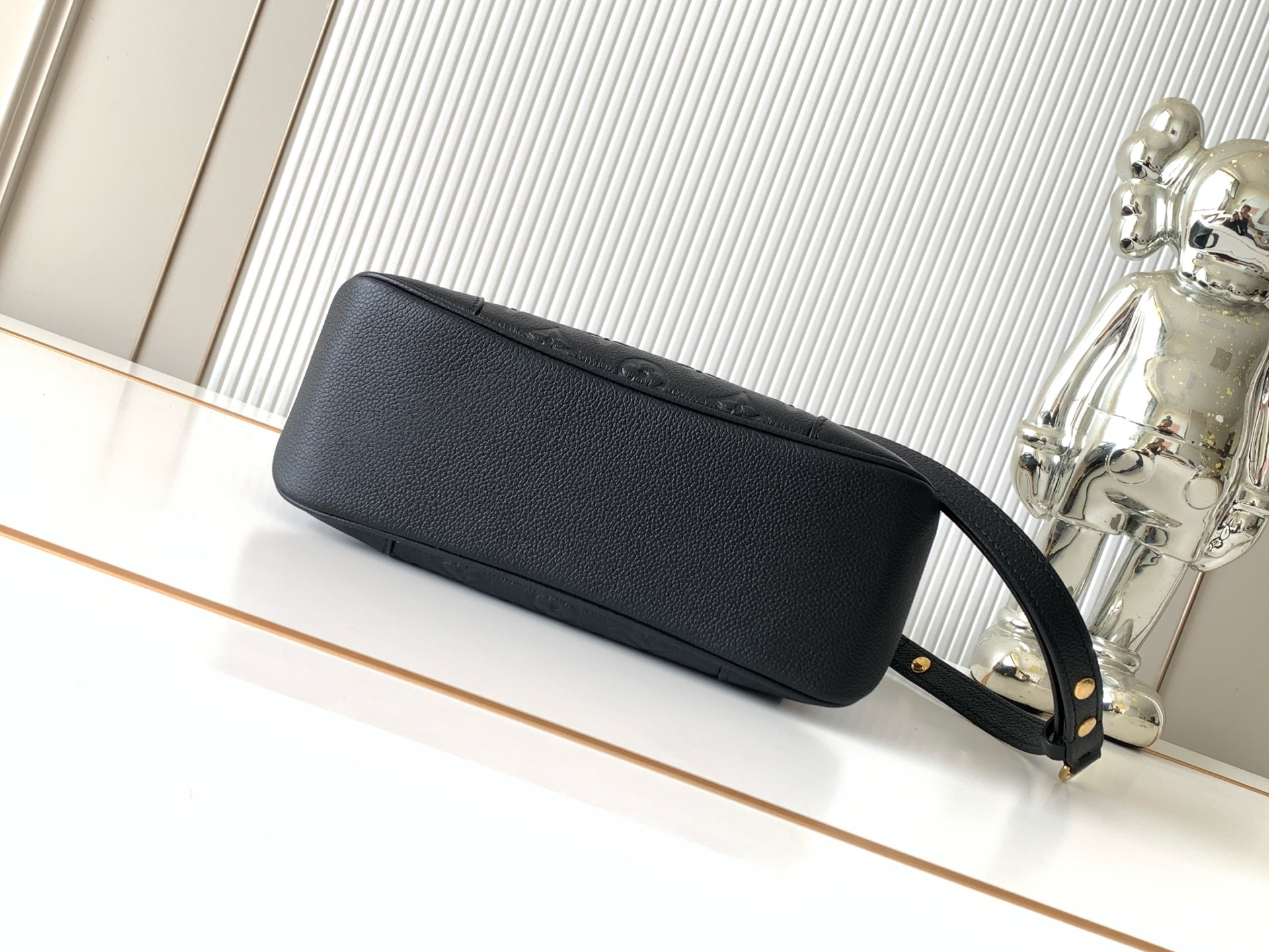 Louis Vuitton Handbag M12930 in Black