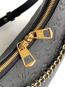 Louis Vuitton Handbag M12930 in Black