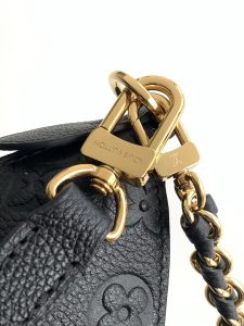 Louis Vuitton Handbag M12930 in Black