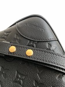 Louis Vuitton Handbag M12930 in Black