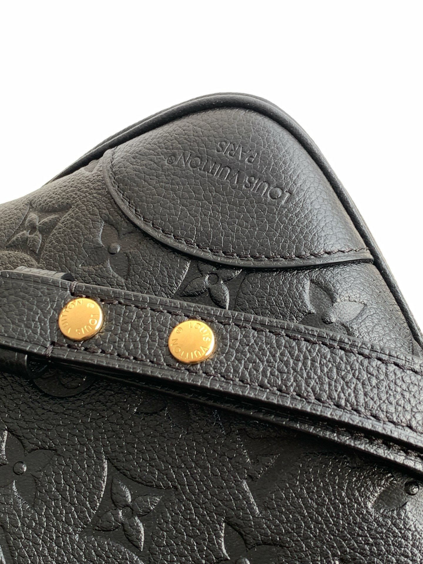 Louis Vuitton Handbag M12930 in Black