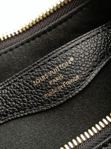 Louis Vuitton Handbag M12930 in Black