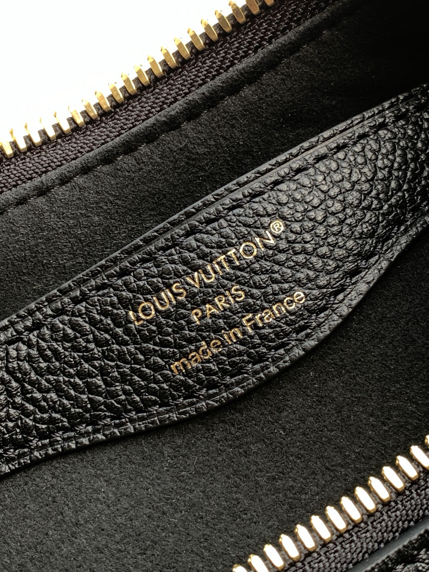 Louis Vuitton Handbag M12930 in Black