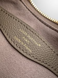 Louis Vuitton Handbag M13224