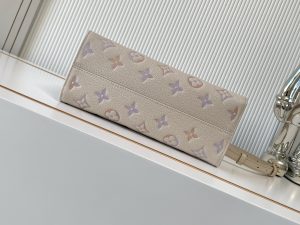 Louis Vuitton Handbag M25770