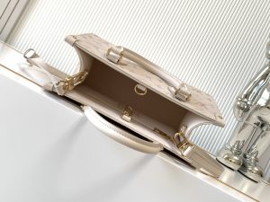 Louis Vuitton Handbag M25770
