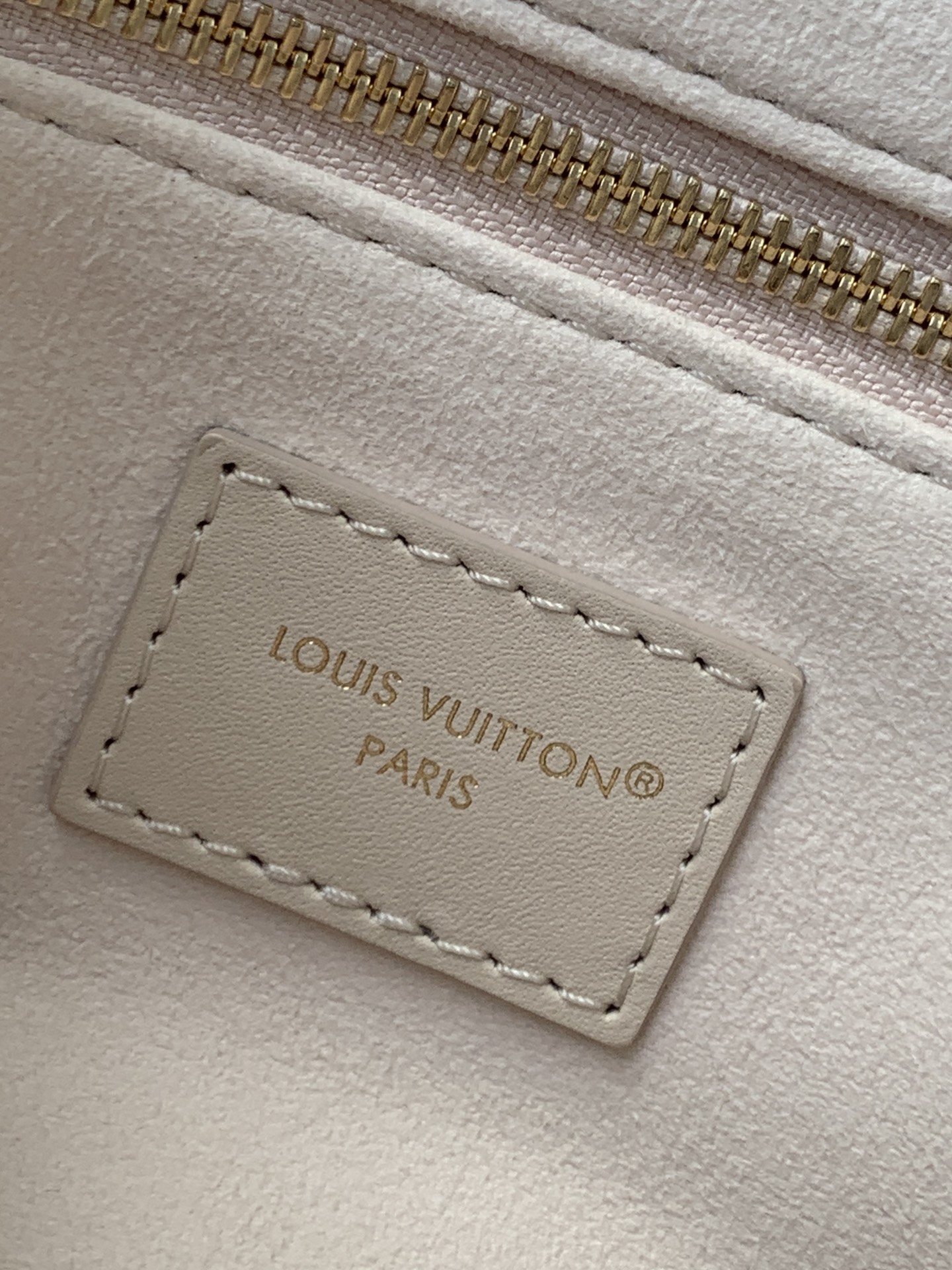 Louis Vuitton Handbag M25770