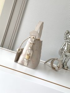 Louis Vuitton Shoulder Bag M25673