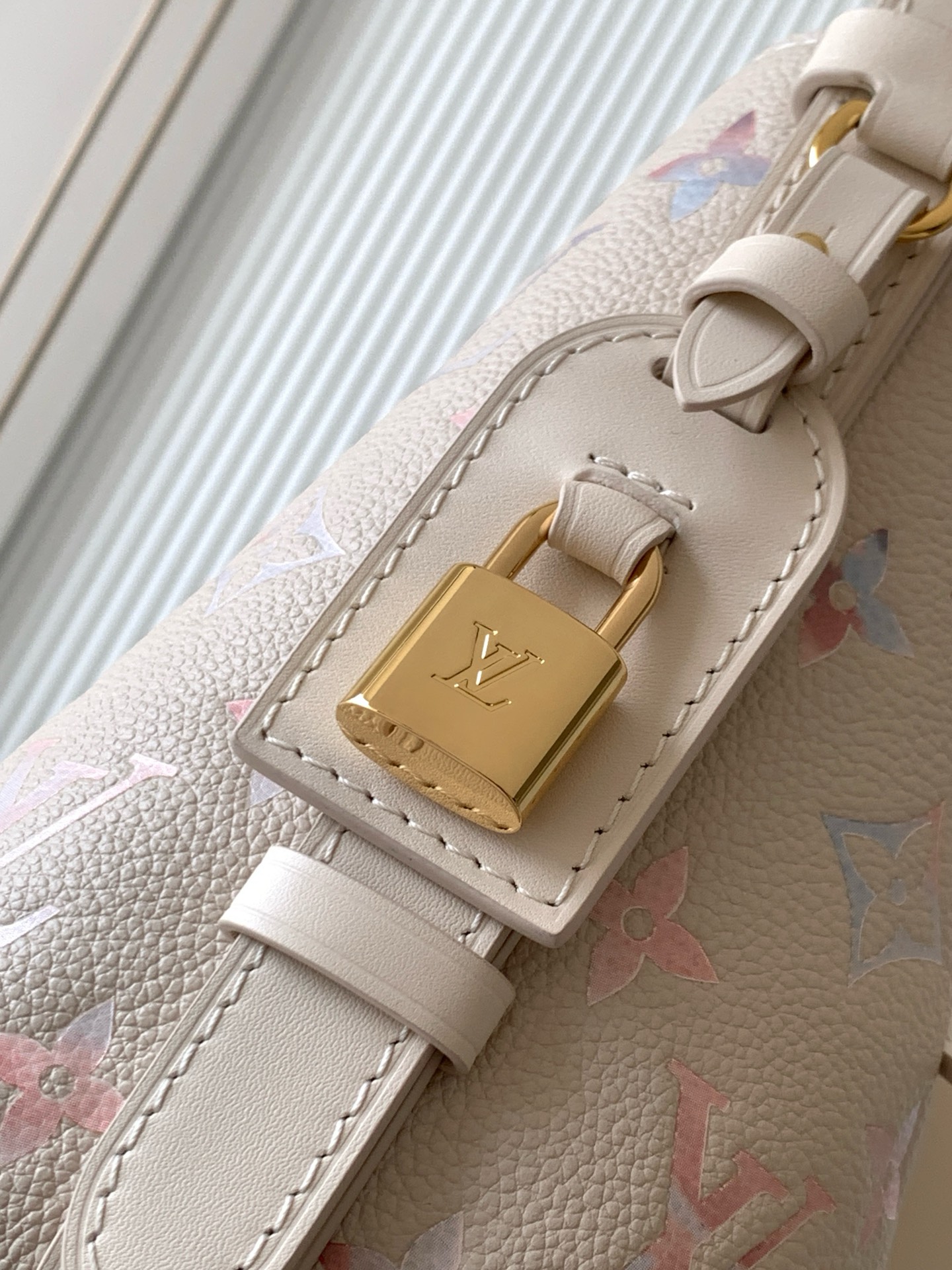 Louis Vuitton Shoulder Bag M25673