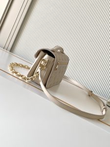 Louis Vuitton Pochette Metis East West Handbag M25682