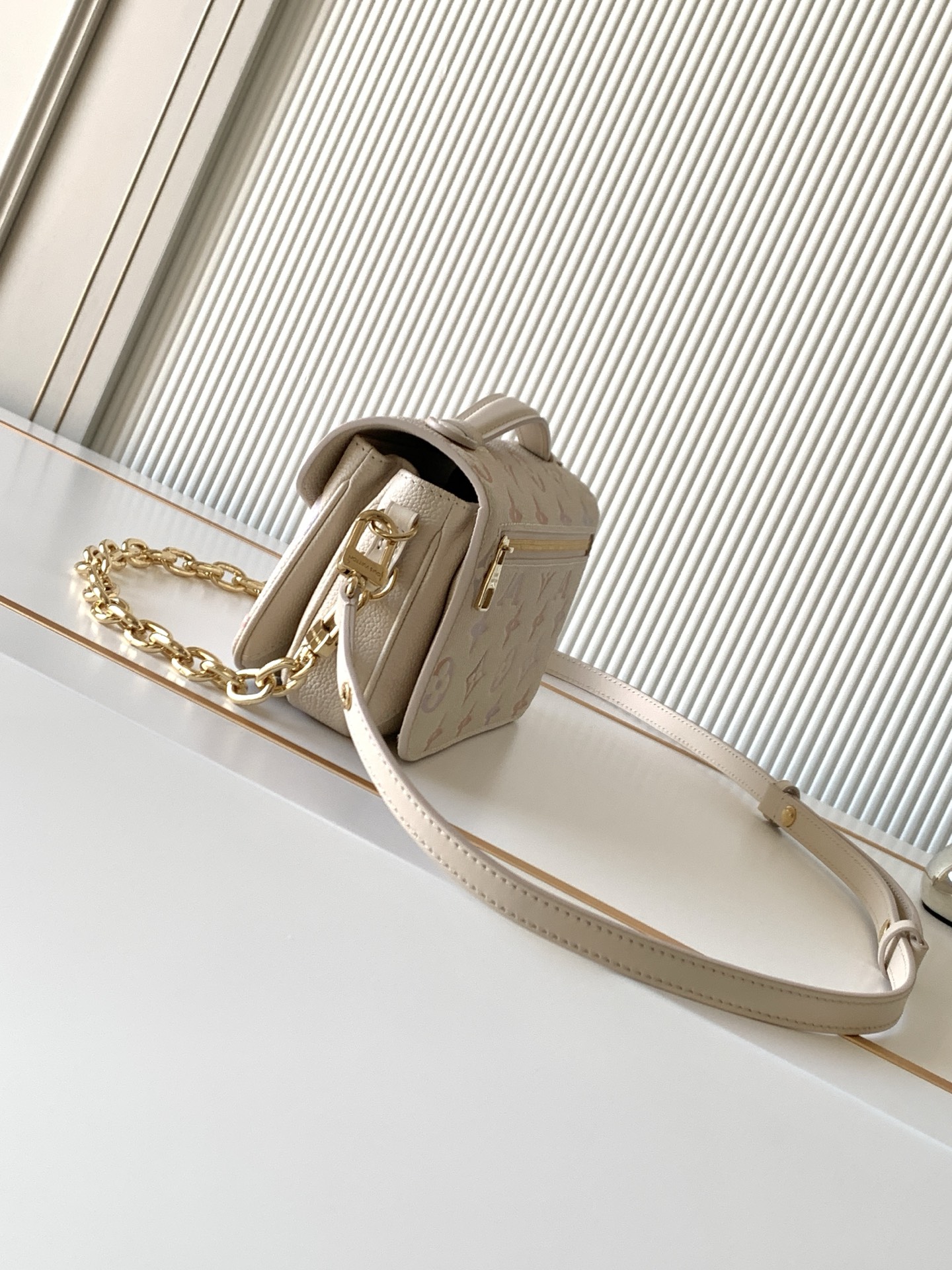 Louis Vuitton Pochette Metis East West Handbag M25682