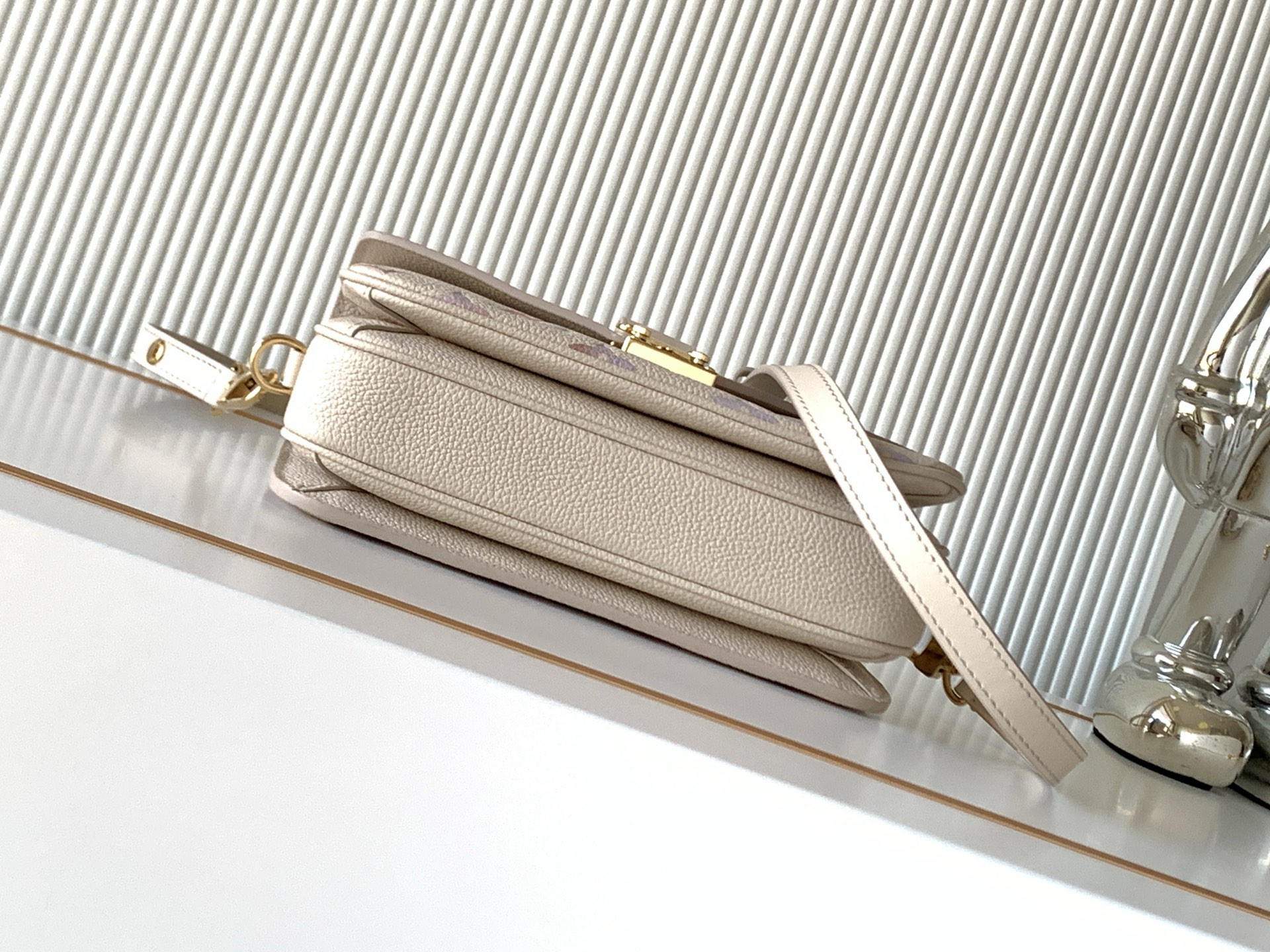 Louis Vuitton Pochette Metis East West Handbag M25682