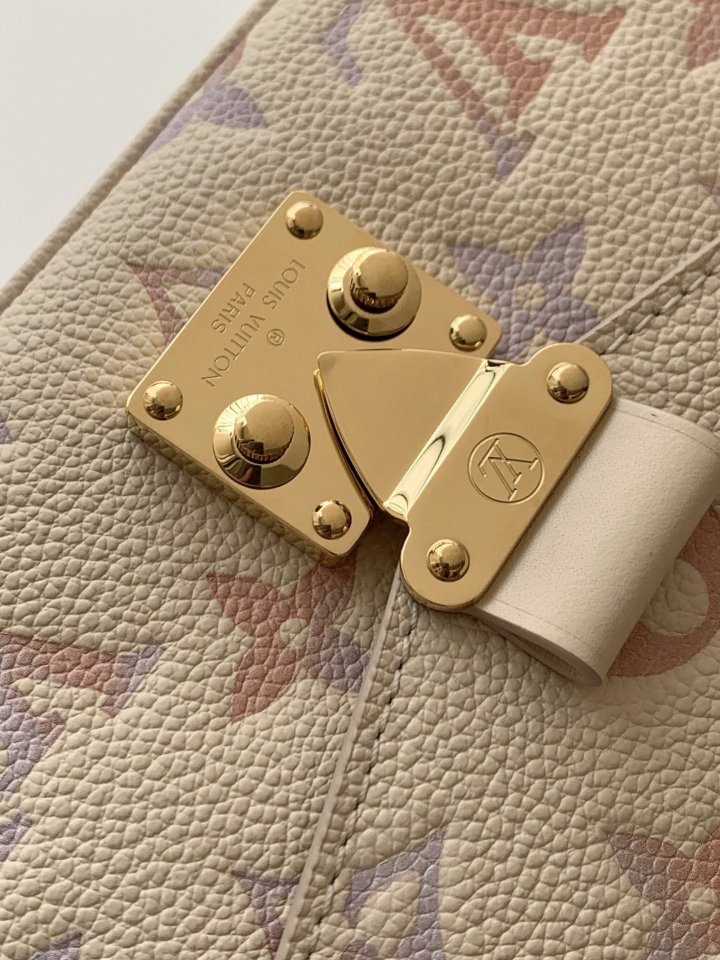 Louis Vuitton Pochette Metis East West Handbag M25682