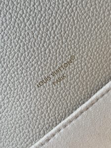 Louis Vuitton Pochette Metis East West Handbag M25682