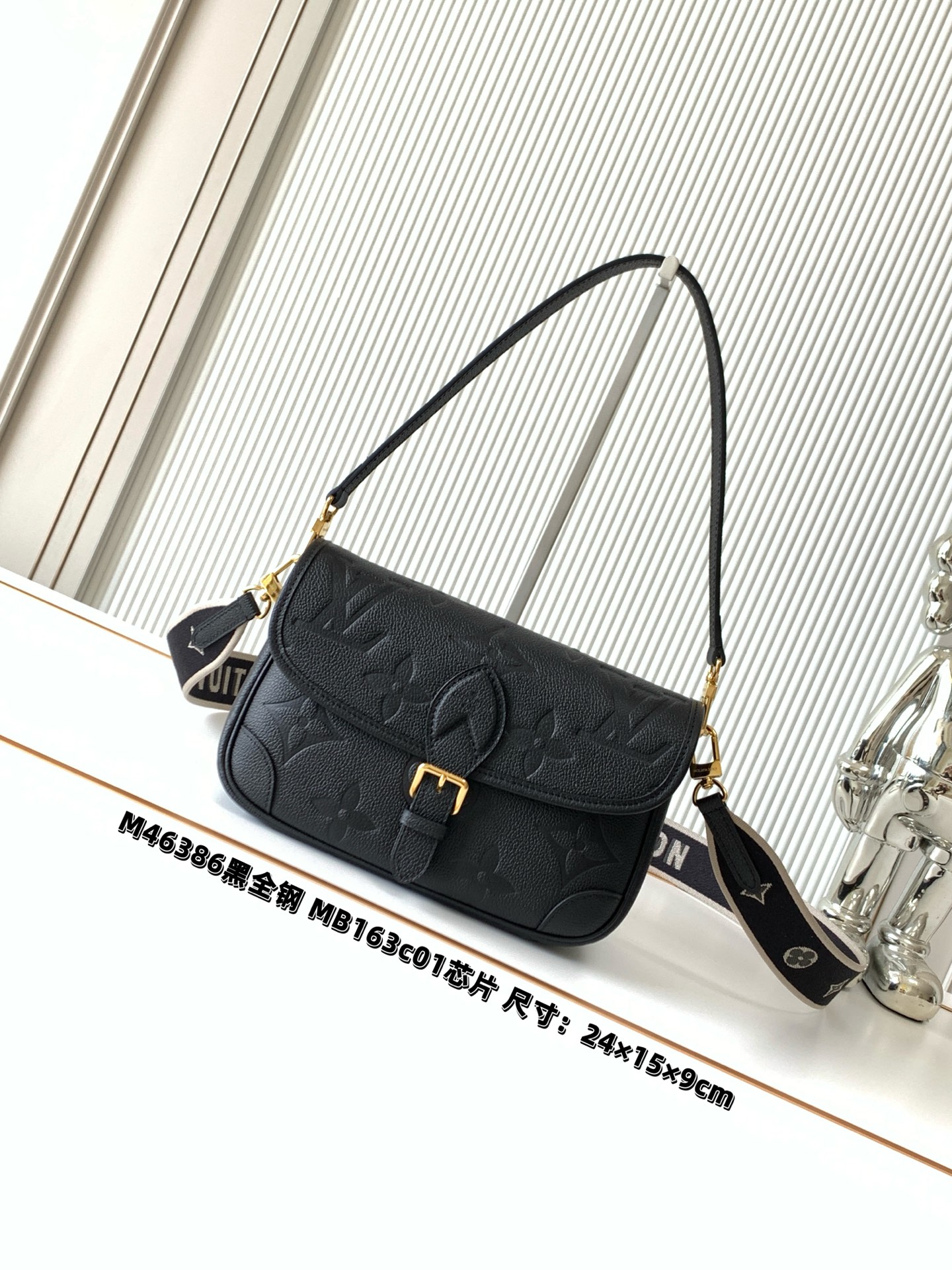Louis Vuitton Handbag M46386 in Black