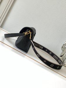 Louis Vuitton Handbag M46386 in Black