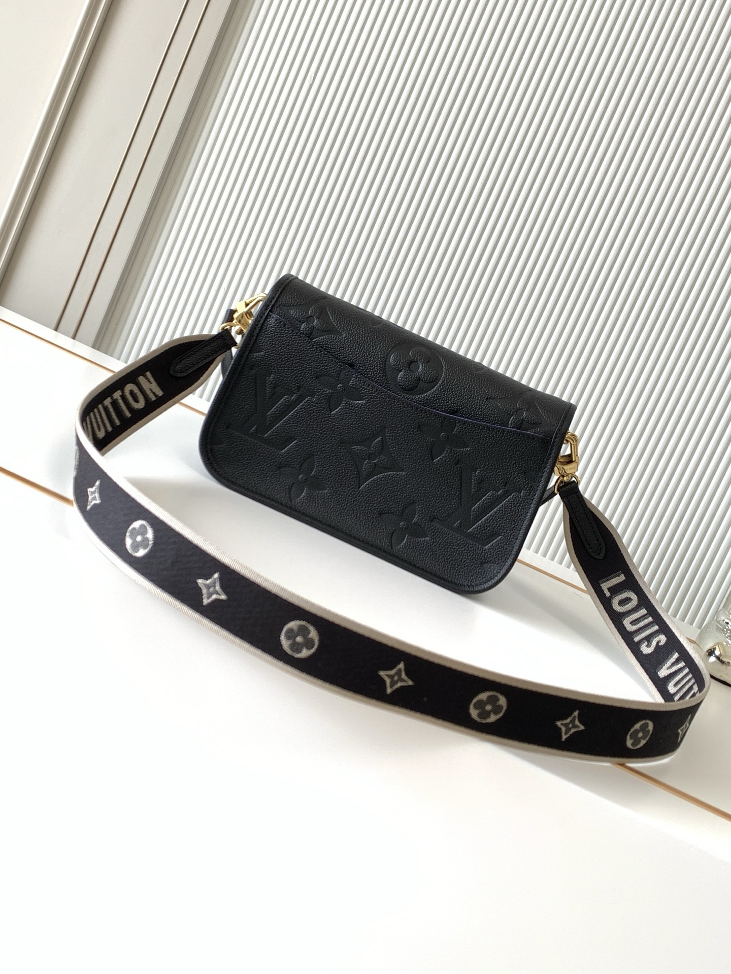 Louis Vuitton Handbag M46386 in Black