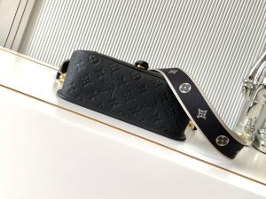 Louis Vuitton Handbag M46386 in Black