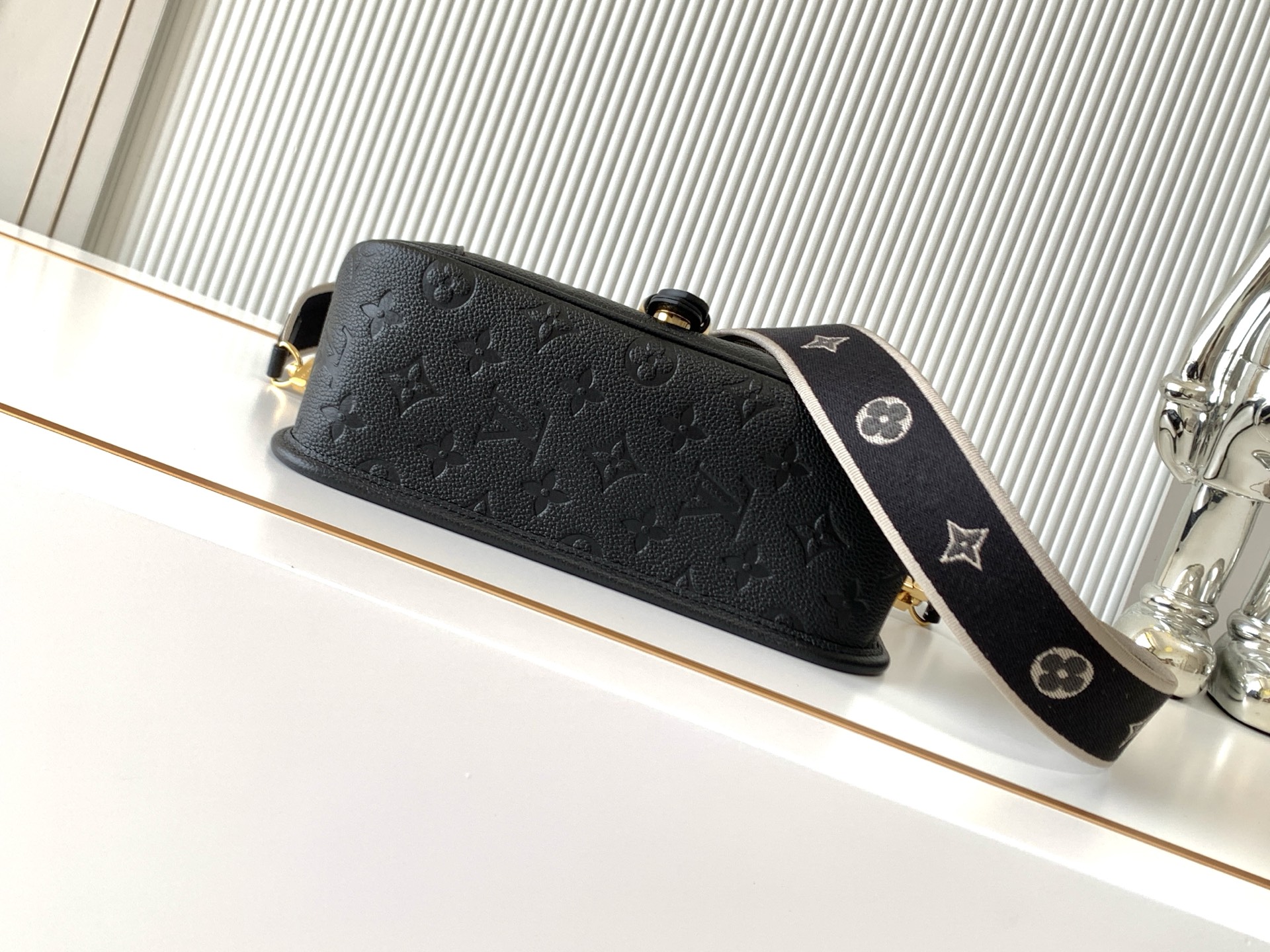 Louis Vuitton Handbag M46386 in Black