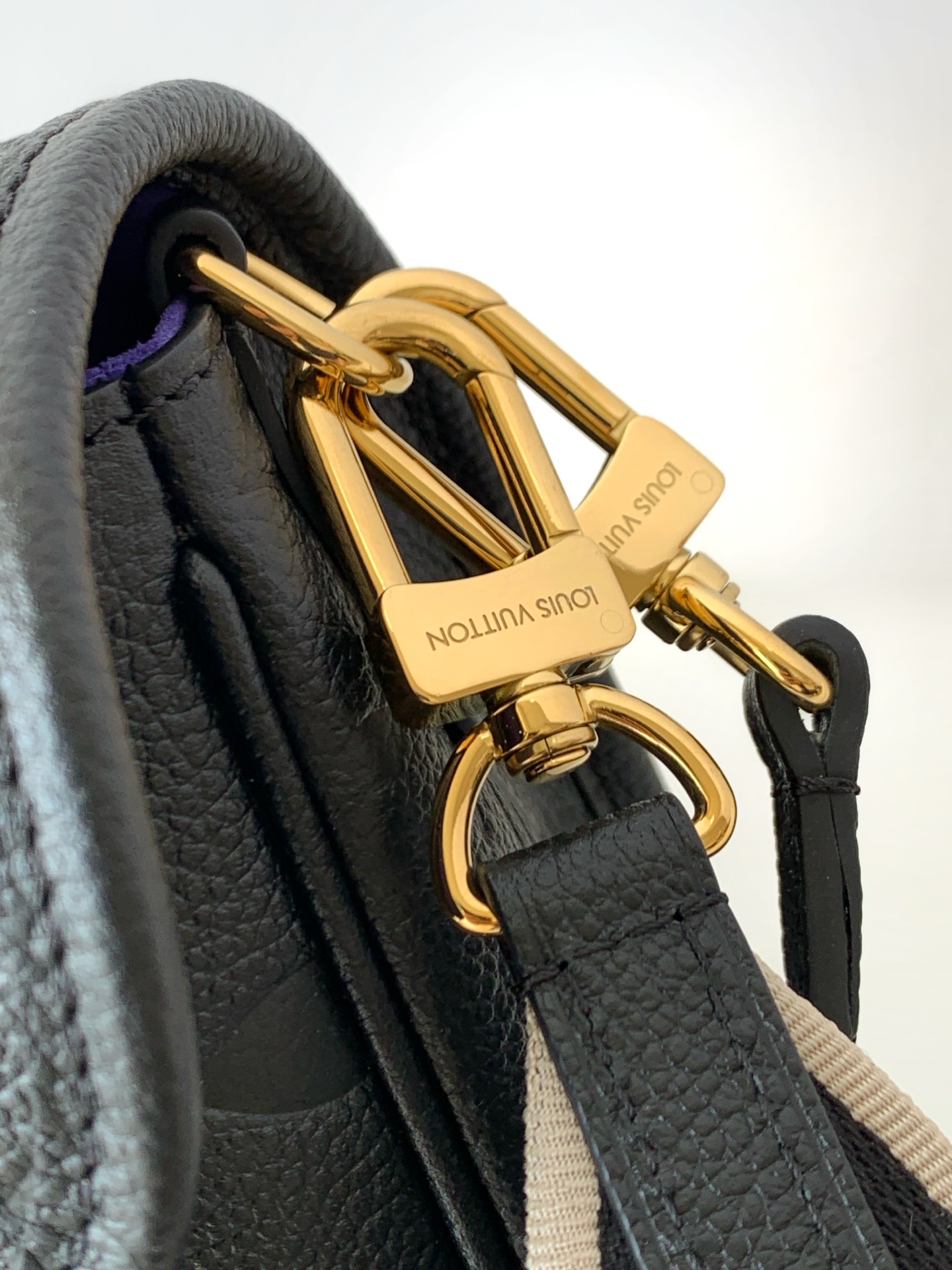 Louis Vuitton Handbag M46386 in Black
