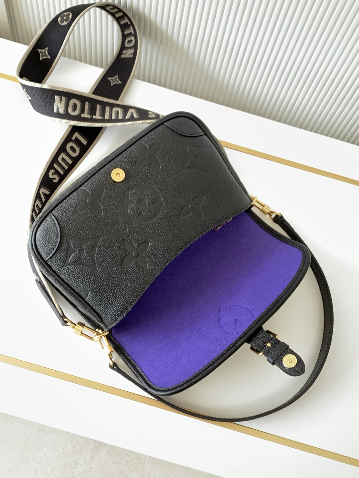 Louis Vuitton Handbag M46386 in Black