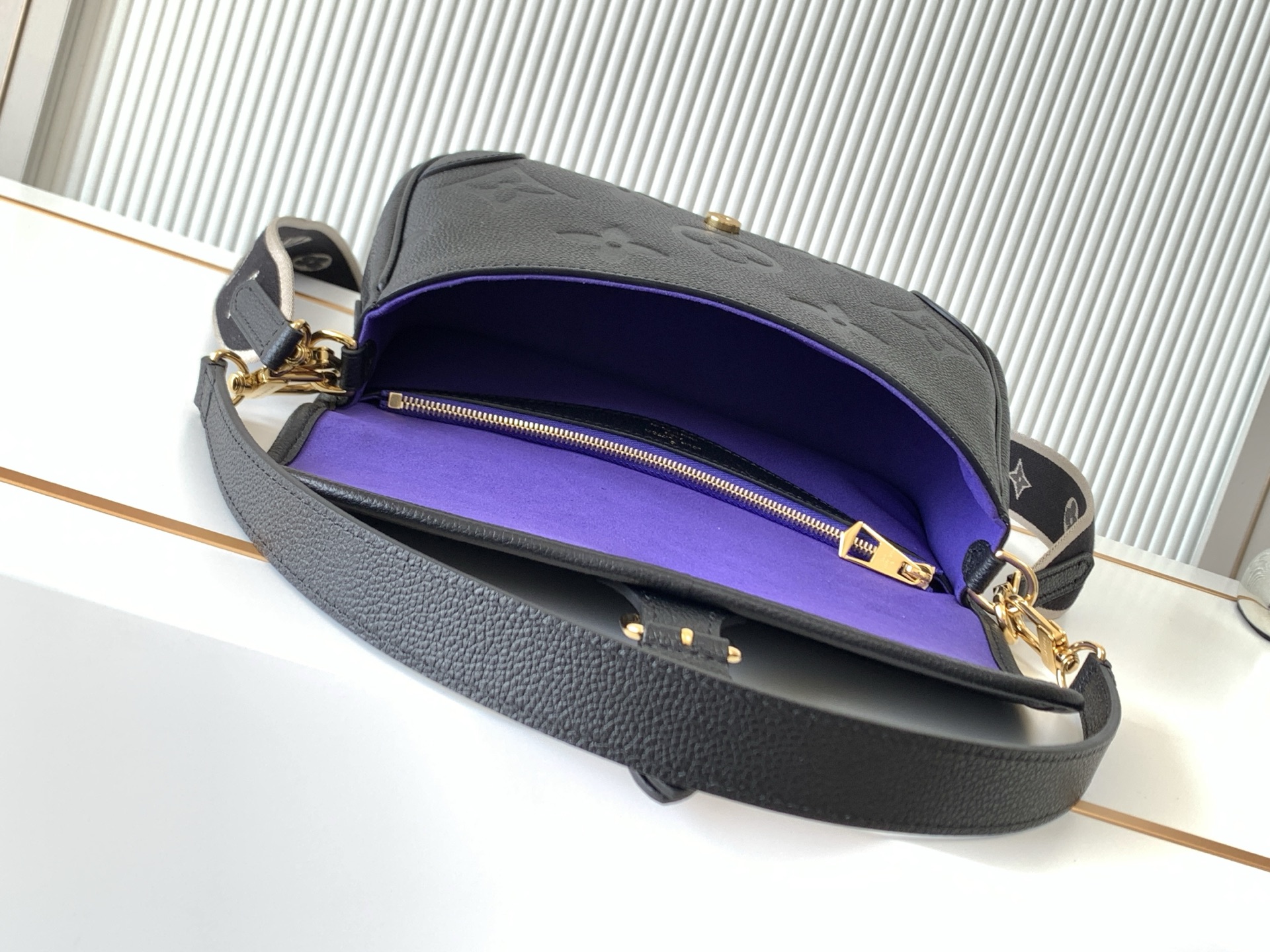 Louis Vuitton Handbag M46386 in Black