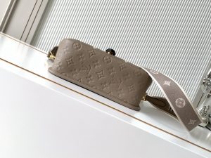 Louis Vuitton Handbag M46583