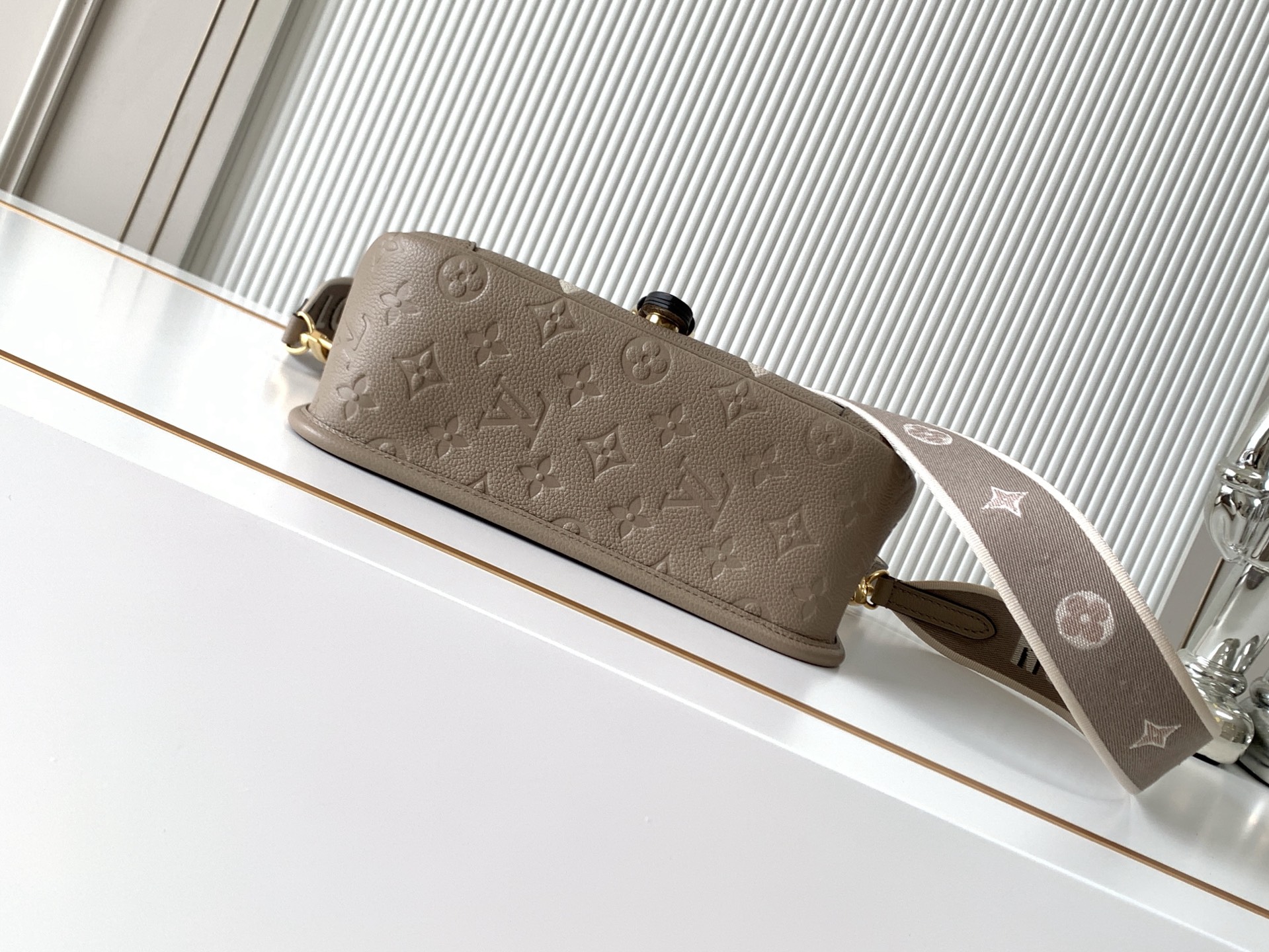 Louis Vuitton Handbag M46583