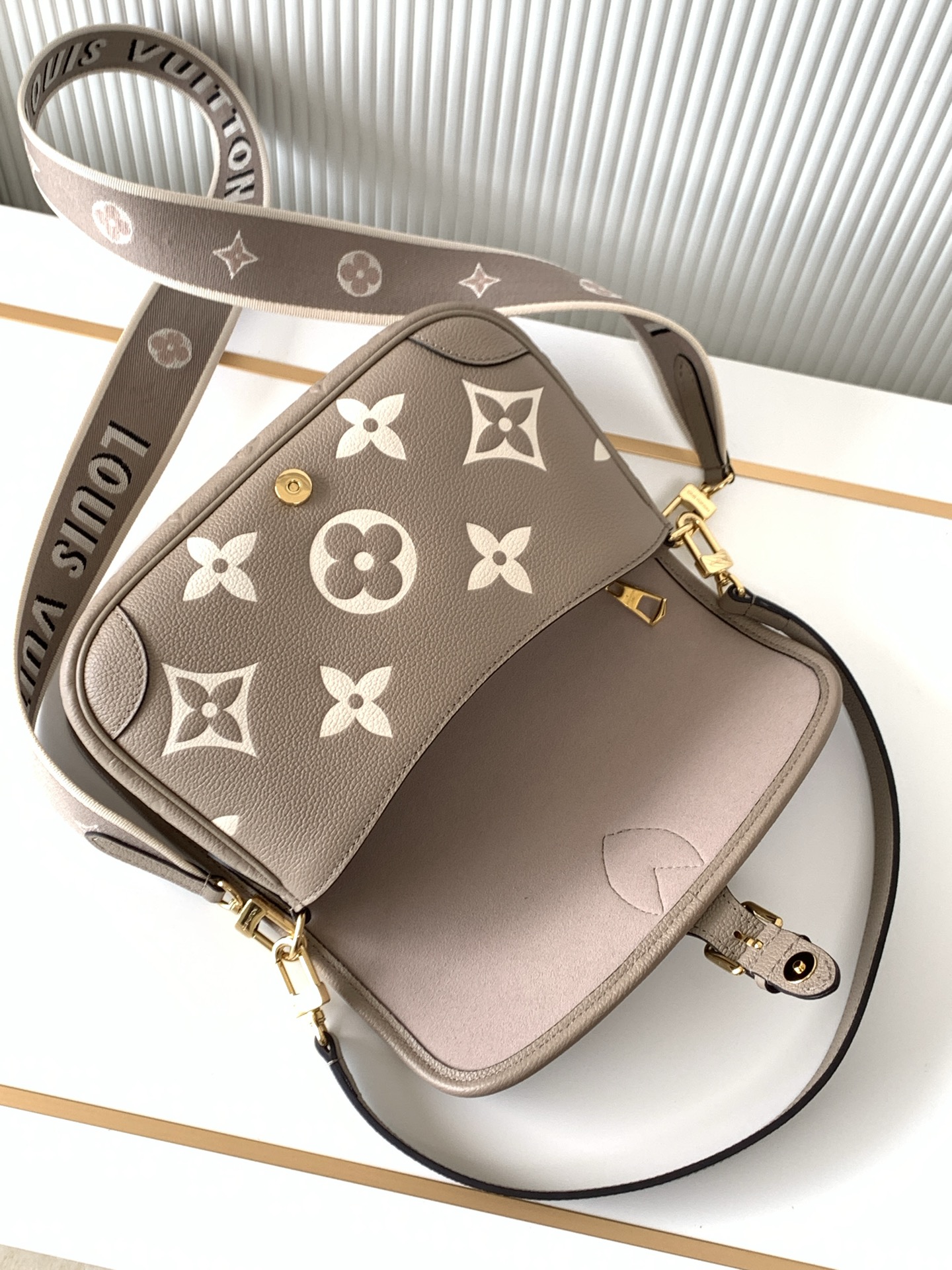 Louis Vuitton Handbag M46583