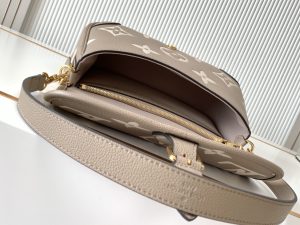 Louis Vuitton Handbag M46583