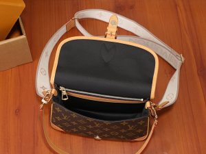 Louis Vuitton Handbag M13035