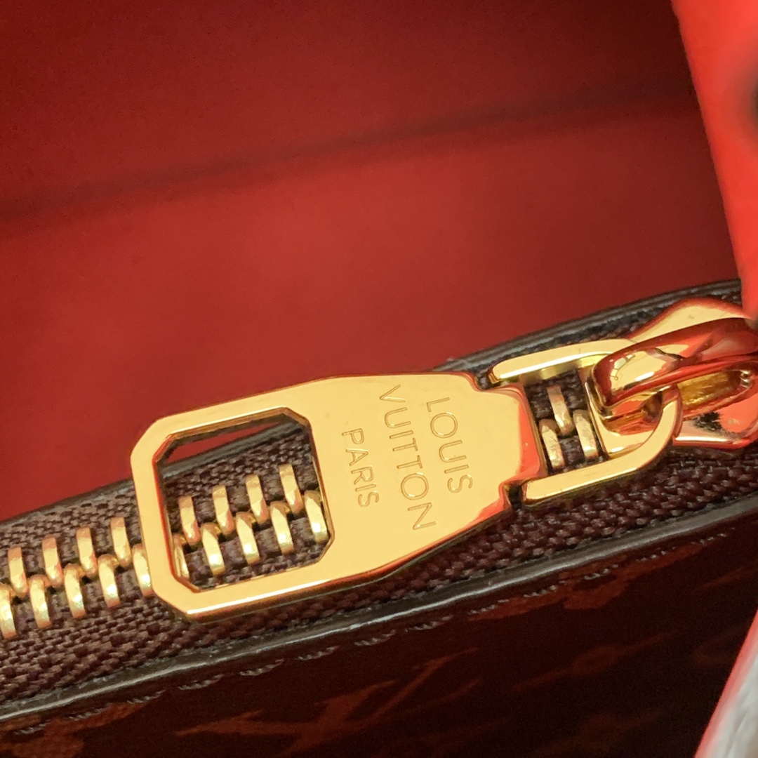 Louis Vuitton Bag M44021