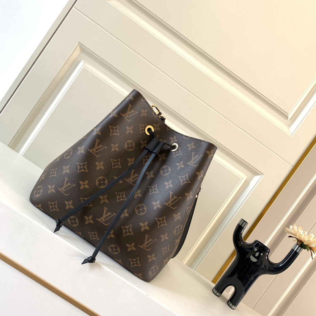 Louis Vuitton Bag M44020