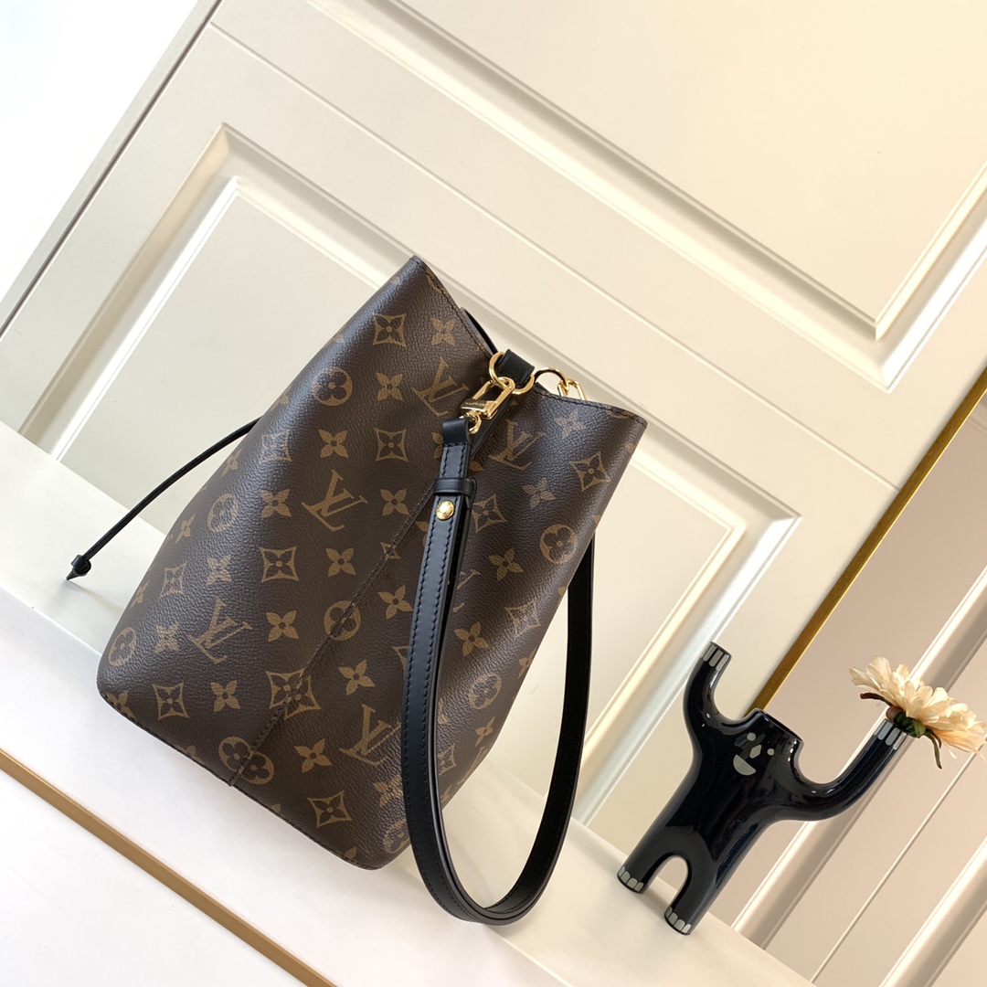 Louis Vuitton Bag M44020
