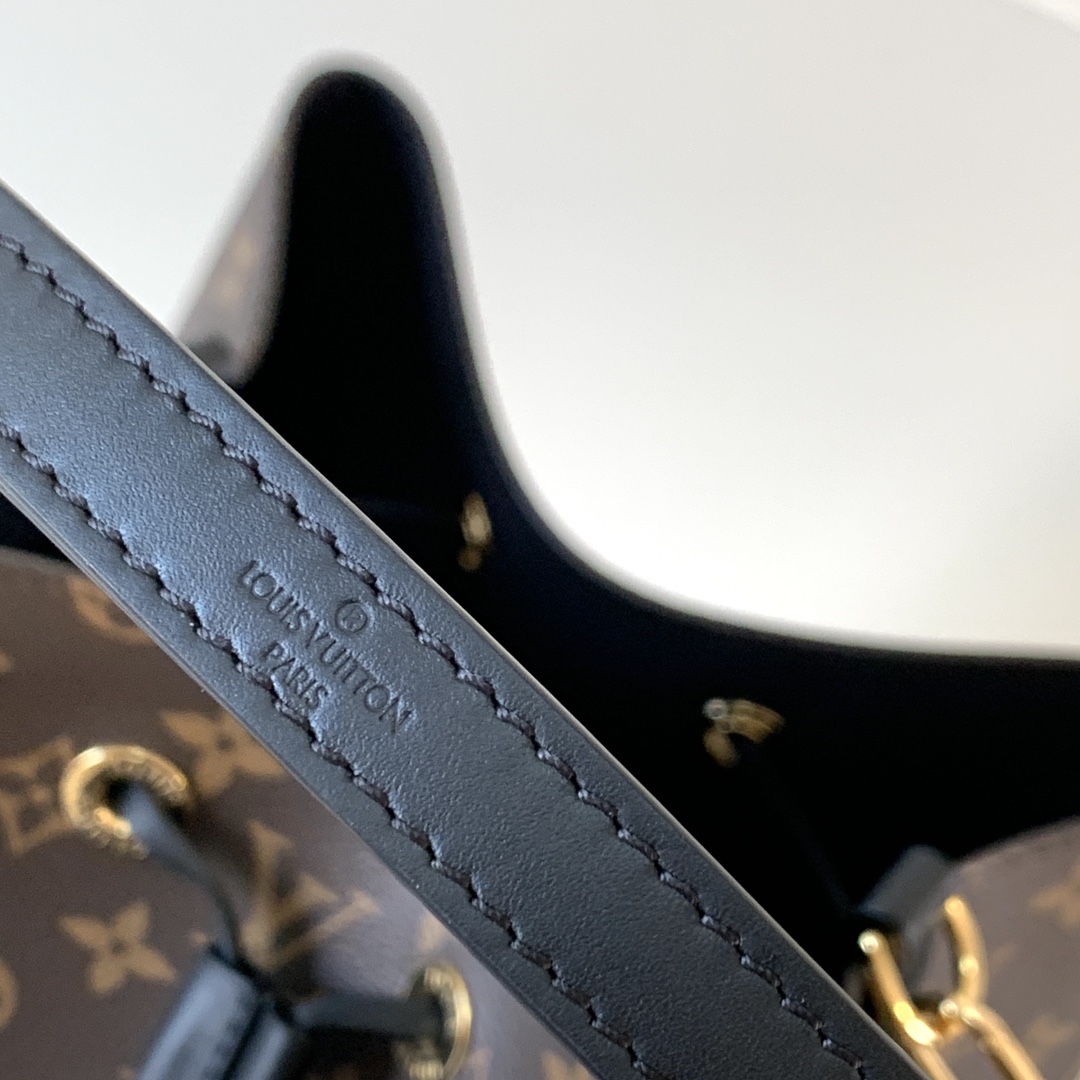 Louis Vuitton Bag M44020