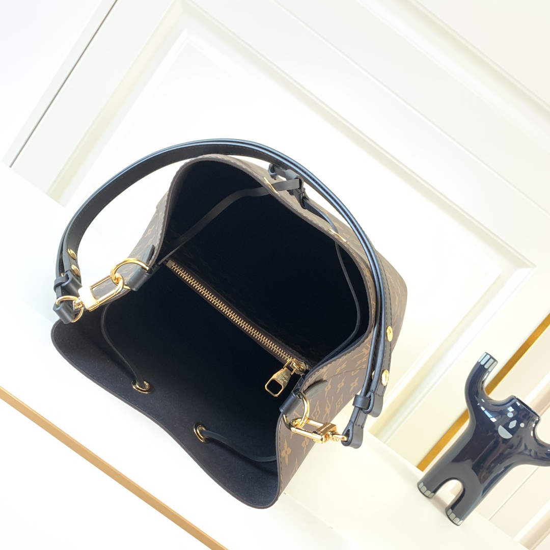 Louis Vuitton Bag M44020