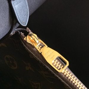 Louis Vuitton Bag M44020