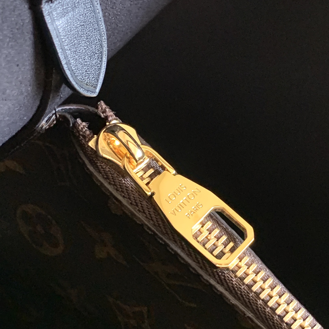 Louis Vuitton Bag M44020