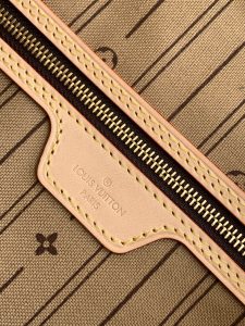 Louis Vuitton Bag M40352