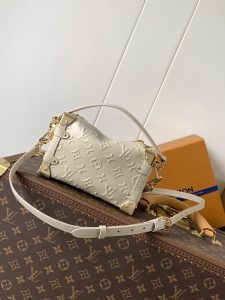 Louis Vuitton Handbag M14571