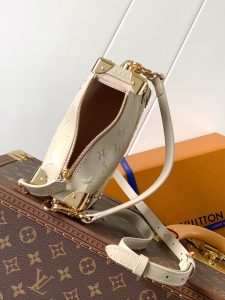 Louis Vuitton Handbag M14571