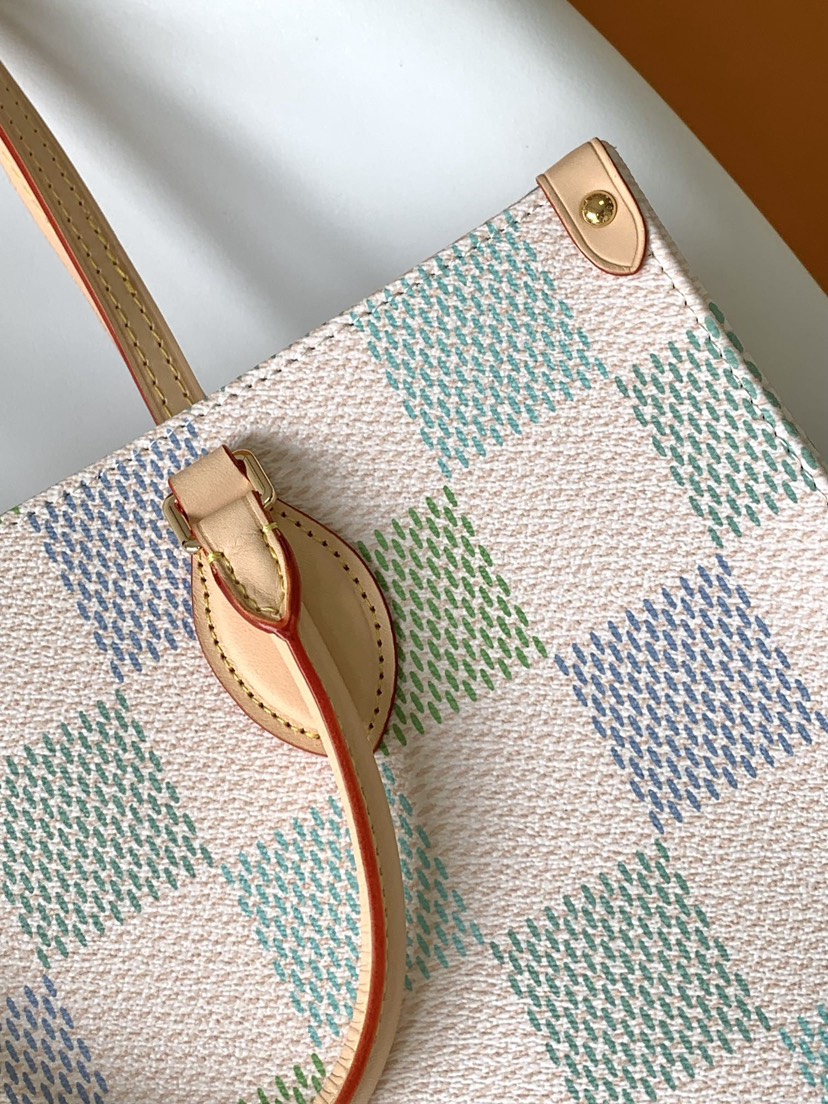 Louis Vuitton Handbag M46913