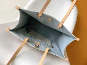 Louis Vuitton Handbag M46913