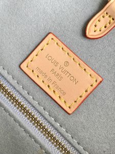 Louis Vuitton Handbag M46913