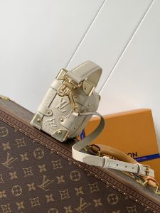 Louis Vuitton Handbag M14571